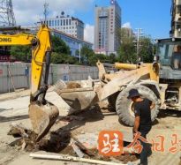 金发美女给动物口交高温下的坚守｜道路建设者用汗水铺就畅通路